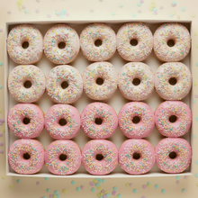 Afbeelding in Gallery-weergave laden, 20 donuts wit boven roze onder
