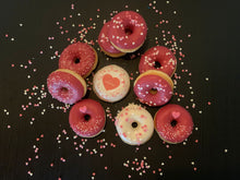 Afbeelding in Gallery-weergave laden, Mini Valentijns donutbox 20 stuks