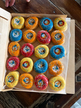 Afbeelding in Gallery-weergave laden, Grote doos met 20 ambachtelijke Donald Duck donuts in het geel, oranje, blauw en rood, afgewerkt met eetbare Donald Duck afbeeldingen en fijne sprinkles.