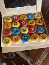 Afbeelding in Gallery-weergave laden, Verse geel gedompelde Donald Duck donut met eetbare print van Duckstad karakters en feestelijke disco sprinkles.