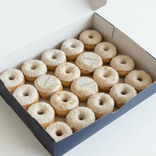 Afbeelding in Gallery-weergave laden, Witte doos zij-aanzicht met Gefeliciteerd donuts