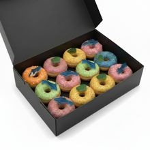 Afbeelding in Gallery-weergave laden, 20 mini snoepbeest donuts in zwarte doos
