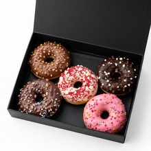 Afbeelding in Gallery-weergave laden, 5 donuts zonder M&amp;Ms in zwarte doos
