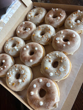 Afbeelding in Gallery-weergave laden, Verse bruiloft donut met wit glazuur, gouden sprinkles en elegante parels voor op een bruiloft sweettable.
