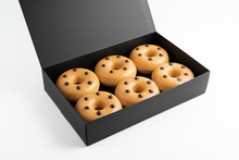 Afbeelding in Gallery-weergave laden, Donuts in zwarte doos
