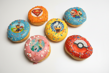 Afbeelding in Gallery-weergave laden, Cartoon Donut Box – Kies jouw favoriete held (20 Stuks)
