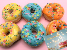 Afbeelding in Gallery-weergave laden, Mini Donut Box + wenskaart &#39;Gefeliciteerd&#39;
