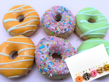 Afbeelding in Gallery-weergave laden, Mini Donut Box + wenskaart &#39;Happy Birthday&#39;
