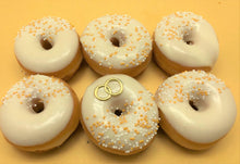 Afbeelding in Gallery-weergave laden, Mini Donut Box &#39;Just Married&#39;
