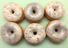 Afbeelding in Gallery-weergave laden, Mini Donut Box &#39;Just Married&#39;
